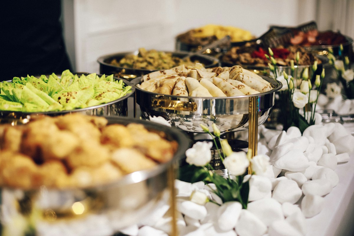 Professionelles Catering-Team beim Anrichten von Speisen