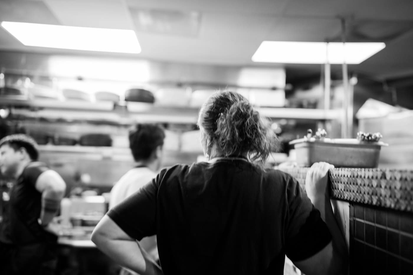 Küchenteam arbeitet gemeinsam in einer professionellen Catering-Küche