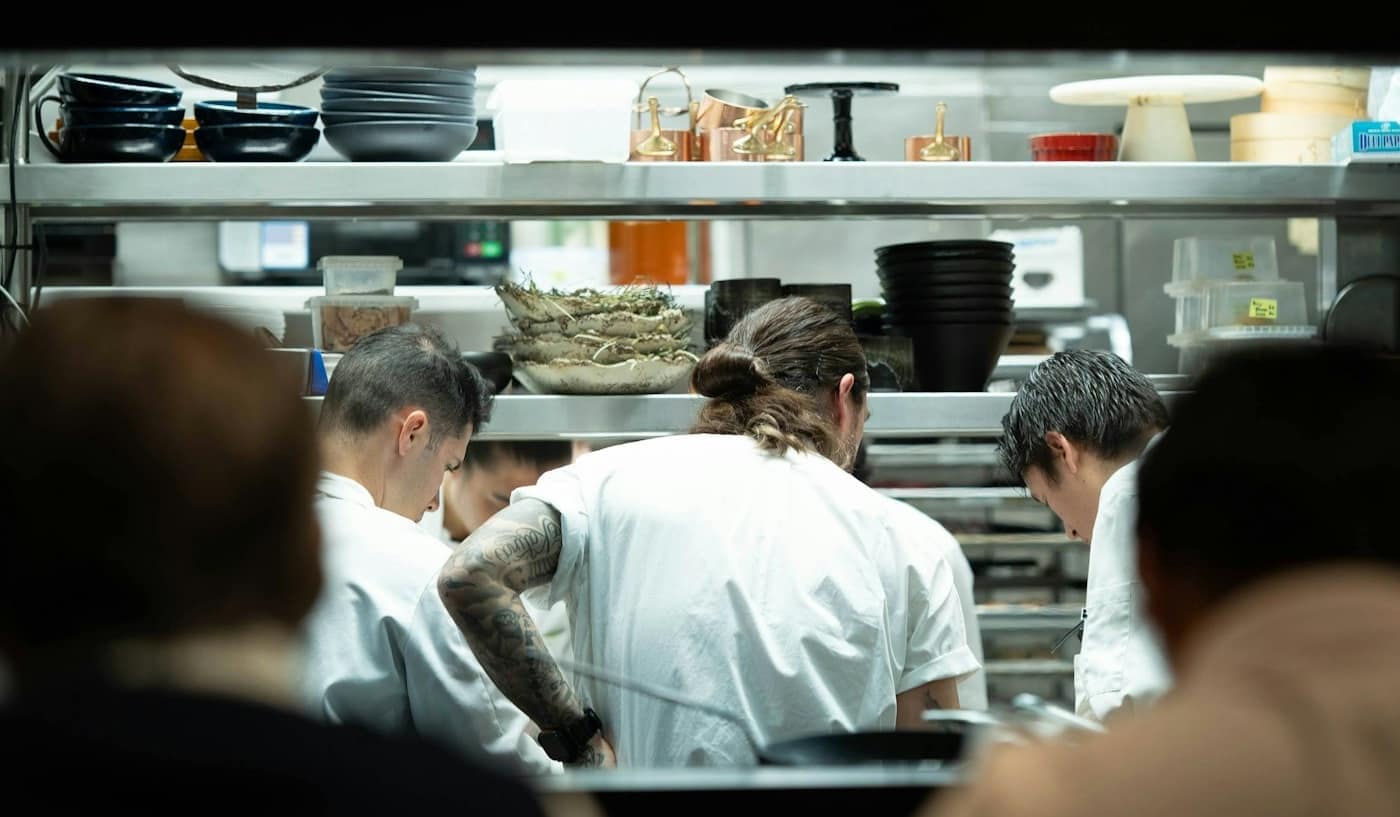 Küchenteam arbeitet gemeinsam in einer professionellen Restaurantküche